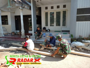Anggota Satgas TMMD 116 Bondowoso Bantu tukang Kayu Agar Sasaran Cepat Selesai