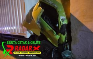 “Ringsek” Box Pengantar Paket Seruduk Warung, “Sopir” Mungkin Lupa Mengunci Kap