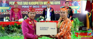 Bupati Perdie Serahkan Bantuan Laptop Kepada Damang