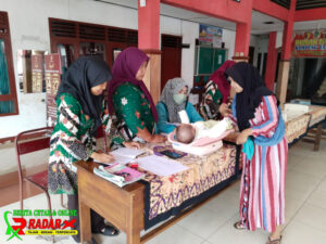 Puskesmas Kedungwaru Lakukan Imunisasi Rutin di Balai Desa