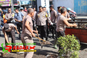 Polres Bondowoso Melaksanakan Kegiatan Pembersihan Sampah di Pasar Induk