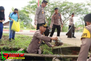 Polres Murung Raya Bersama TNI Bersinergi Bersihkan Lingkungan