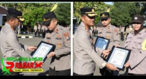 Dua Anggota Polisi Di Sampang, Terima Penghargaan dari Kapolres Sampang