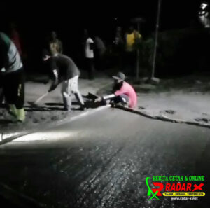Tanpa Informasi Jelas, Jalan Rabat Beton Desa Salam Dharma Dikerjakan Malam Hari
