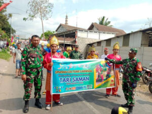 Babinsa Koramil 0822/12 Sukosari, Kawal Pawai Budaya Dalam Rangka Memperingati HUT RI Ke-78