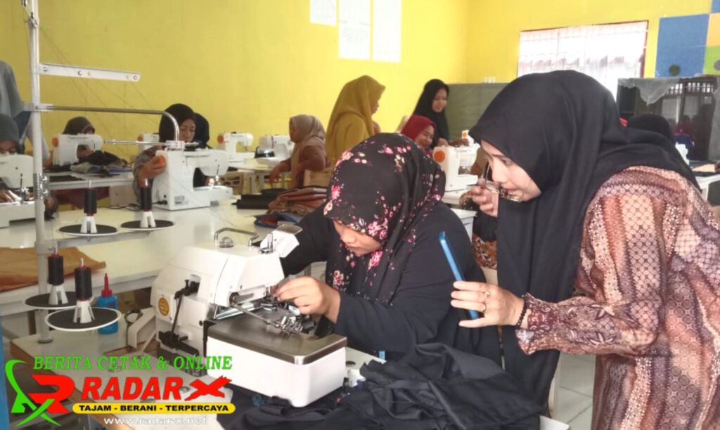Disdagperinaker Agara Gelar Pelatihan Menjahit dan Pertukangan