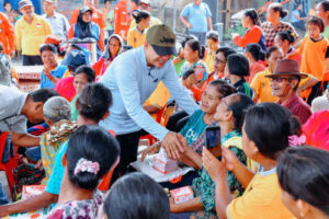 Jumat Berkah, Bupati Zahir Sapa Warga dan Berbagi Bantuan