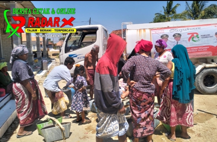 Solusi Tepat Hadapi Kemarau Panjang, PMI Kabupaten Sampang Salurkan Air Bersih