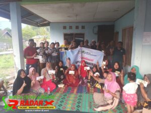 Ketua DPRK Agara Bagikan Kartu BPJS Ketenagakerjaan Kepada Petani