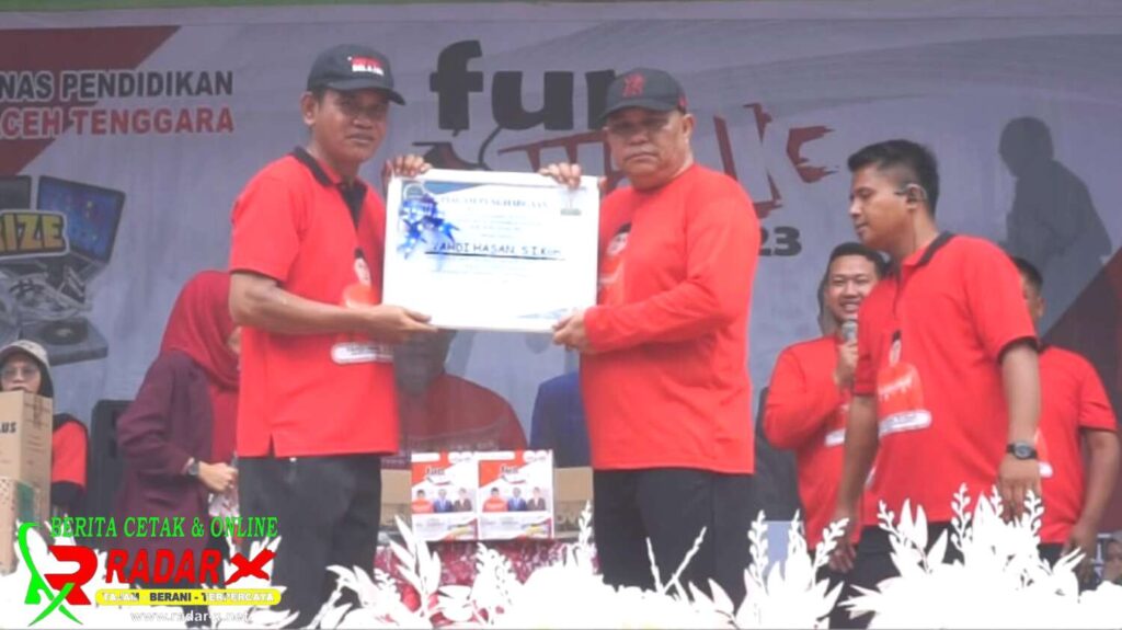 Yahdi Hasan Terima Penghargaan dari Disdik Cabang Wilayah Aceh Tenggara