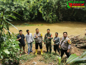 Polsek Tanah Siang Kunjungi Desa Yang Terkena Banjir