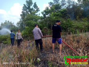 Polsek Murung Bersama BPBD Padamkan Api Di Lahan Desa Juking Pajang