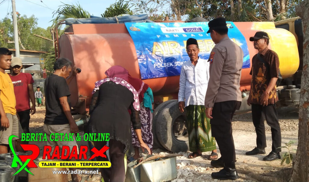 Kemarau Panjang Ancam Kekeringan, Polsek Sokobanah Salurkan Air Bersih