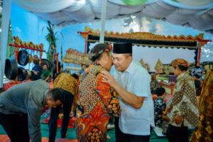 Kenduri Desa Tanah Rendah, Bupati Zahir Bagikan Bantuan