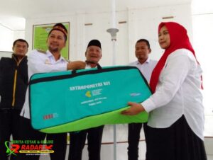 Pj Bupati Aceh Tenggara Serahkan Alat Antropmetri Kepada Puskesmas