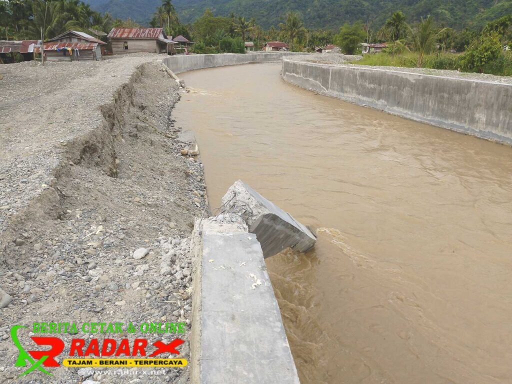 Warga Kecewa, Proyek Perkuatan Tebing Sungai Lawe Kisam Baru Selesai Dikerjakan Ambruk