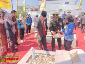 Ketua DPRD Mura, Ziarah Ke Makam Pahlawan Sekaligus Tabur Bunga