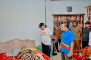 Bupati Zahir Tidur di Desa Perkebunan Petatal dan Kunjungi Warga Sakit