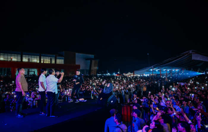 Duet Bupati Zahir Ruri Republik Pukau Penonton Nyala Handphone Dalam Gelap