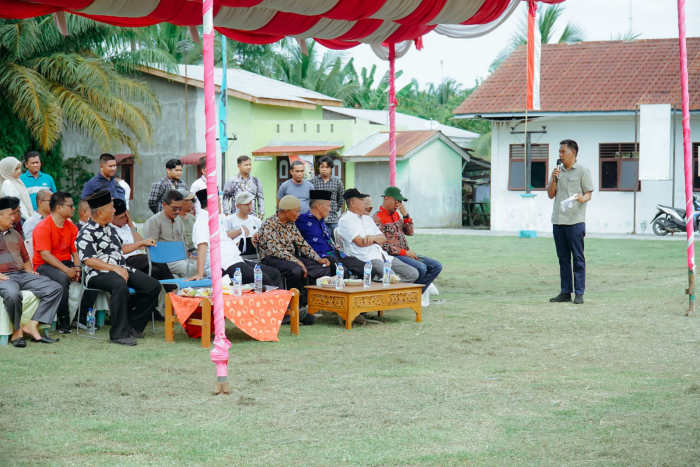 Disdukcapil Batu Bara Serahkan e-KTP Pemilih Pemula