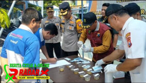 Tingkatkan Keselamatan di Jalan Raya, Polres Sampang Lakukan Tes Urine Pada Sopir Bus