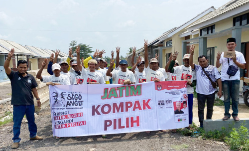 Komunitas Sego Anget Bondowoso Peringati HUT Zulfikar Dhanam Nuary bersama Pekerja Bangunan