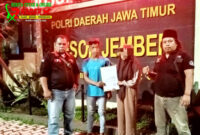 Tim Paralegal LBH KPK Saat Di Halaman Polres Jember Bersama Korban dan Kakak Kandung Korban. (Foto:Dok.RX) 