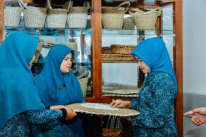 Pj. Ketua TP PKK Batu Bara Tinjau Produk UMKM