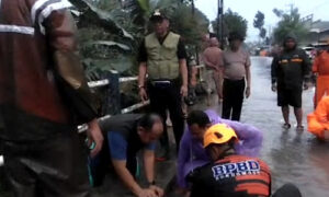 Pj Bupati Bondowoso Tinjau Langsung Genangan Air di Desa Sumber Salam