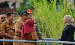 Debit Air Sungai Cimanuk Naik, Bupati Nina Agustina Tinjau Langsung Bendungan Bojongsari