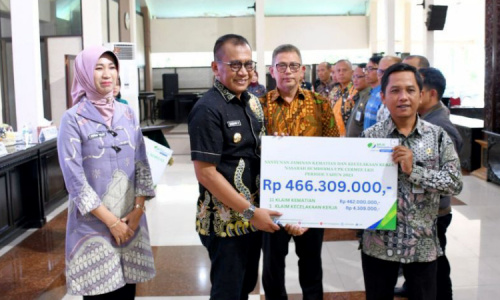 Secara Simbolis Pj Bupati Di Dampingi Pj Sekda Bondowoso Serahkan Jamsostek Untuk 4.650 Pekerja