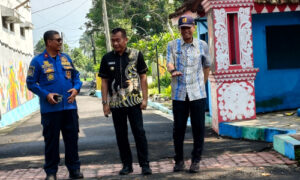 Penjabat Bupati Bondowoso Awali Kerjanya Tinjau Penambalan Jalan