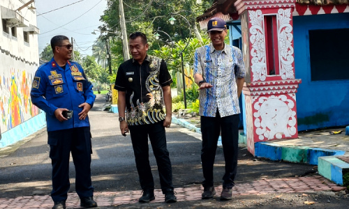 Penjabat Bupati Bondowoso Awali Kerjanya Tinjau Penambalan Jalan
