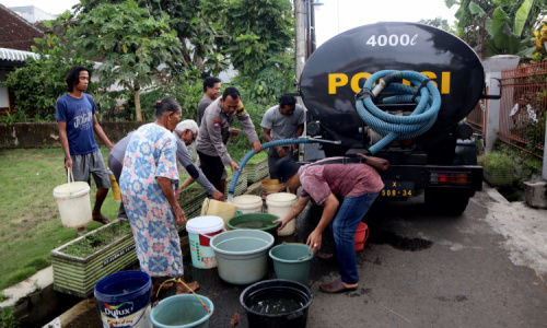 Distribusikan Air Bersih, Polres Malang Salurkan Bantuan Untuk Warga Dusun Pepen