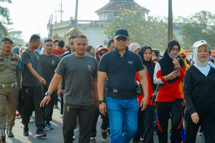 Perkuat Silaturahmi, Pj. Nizhamul Jalan Santai Bersama Masyarakat
