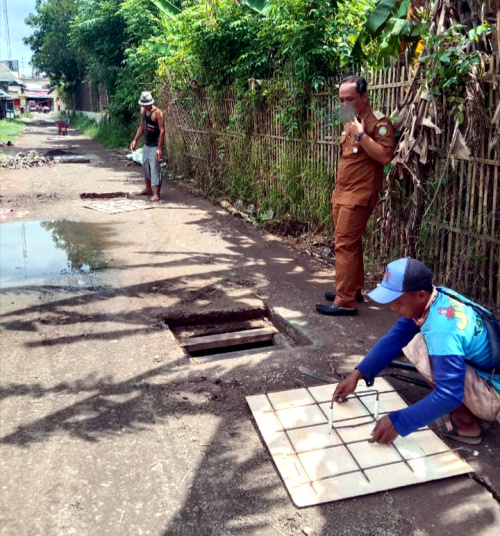 PJ Desa Jatibarang Lama Langsung Merespon Keluhan Masyarakat Tutup Lobang Drainase