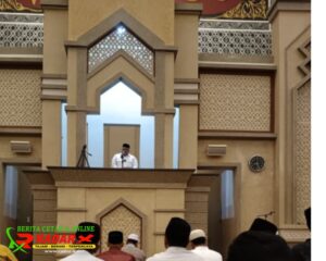Pj Sekda Yusrizal Salat Tarawih Perdana di Masjid Agung At-Taqwa