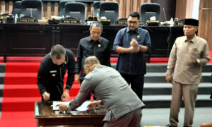 Pj Bupati Bondowoso Tandatangani Persetujuan Penetapan Rancangan Peraturan Daerah