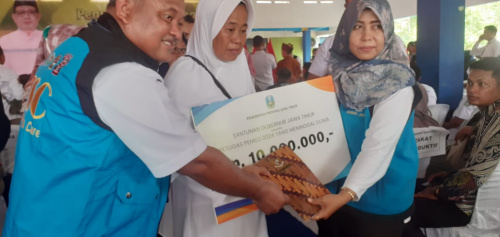 Simbolis dan Penyaluran Bantuan PJ Gubenur Adhi Karyono Jawa Timur Kepada Masyarakat Jember