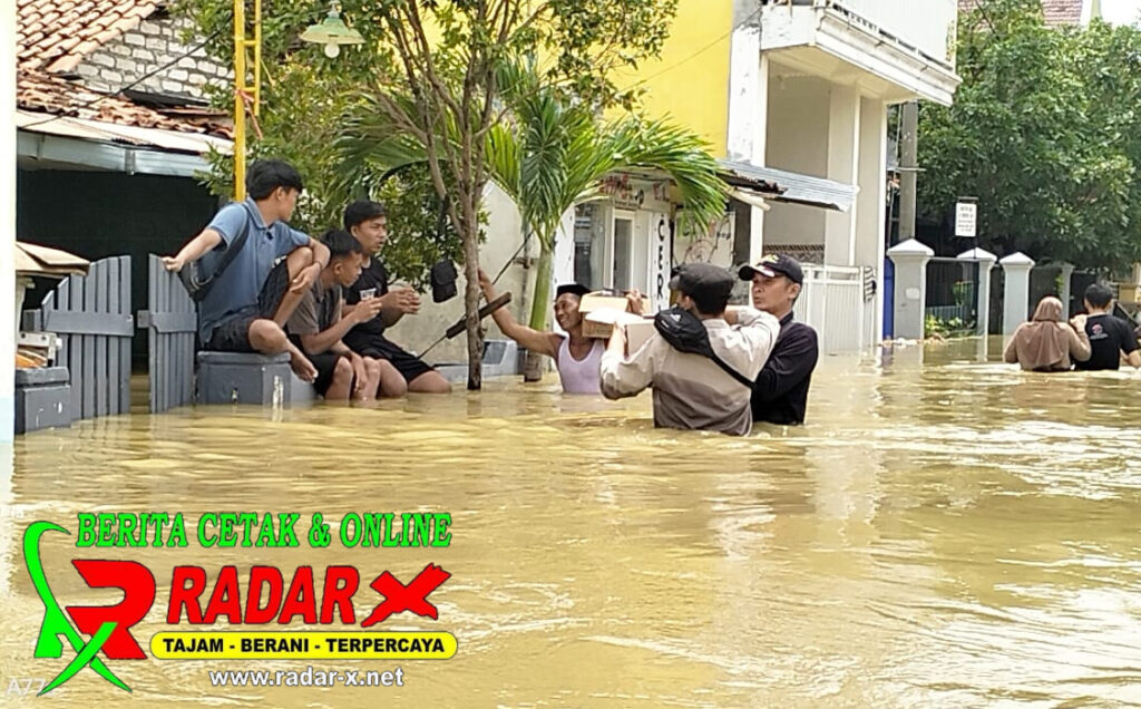 Ratusan Korban Banjir, Terima Bantuan Dari Polres Sampang
