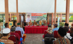 Secara Simbolis Pj Bupati Bondowoso Di Dampingi Sekda Serahkan Bantuan Benih Padi