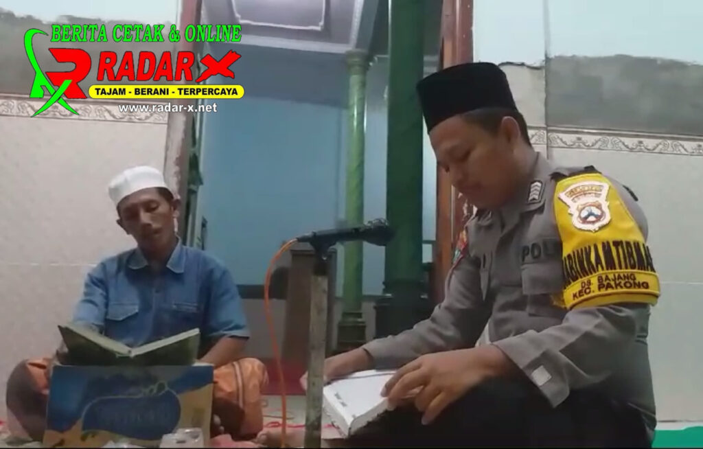 “Ramadhan Kareem”, Anggota Polsek Pakong Sempatkan Ngaji Saat Patroli