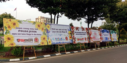 Bentuk Apresiasi, IWB Kirimkan Karang Bunga Terhadap Polda Jatim