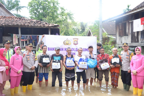Kapolda Sumsel Prihatin Atas Musibah Banjir Di Kabupaten Oku, Langsung Kirimkan Bantuan