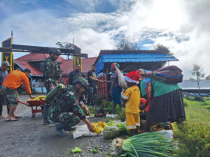 ROSITA Borong Hasil Tani  Sayur Mama Papua, Wujud Saling Bantu Antara Prajurit dan Masyarakat
