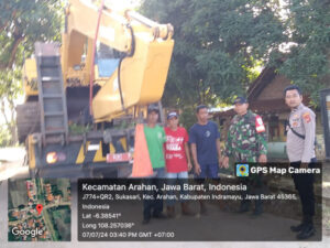 Anggota Polsek Apresiasi Kinerja Dinas PUPR Respon Cepat Datangkan Alat Berat Excavator Atasi Tanggul Jebol
