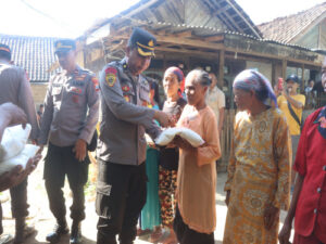 Baksos Polres Bondowoso Di Lokasi Terpencil Bersama Komunitas Off Road