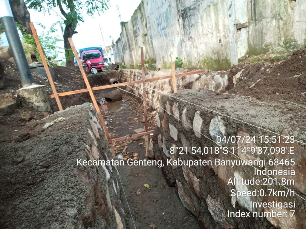 Diduga Sebuah Proyek di Genteng Dikerjakan tidak Sesuai Spesifikasi dan Terkesan Siluman