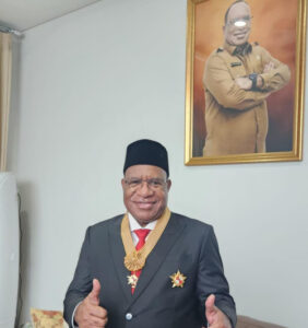 Wamendagri John Wempi Terima Penghargaan Bintang Jasa Utama dari Presiden Jokowi