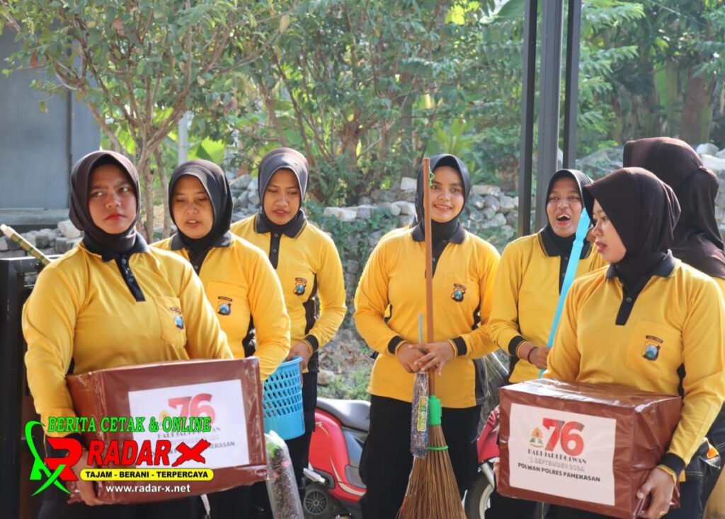 Sambut Hari Jadi ke-76, Polwan Polres Pamekasan Gelar Kerja Bakti Religi dan Bakti Sosial